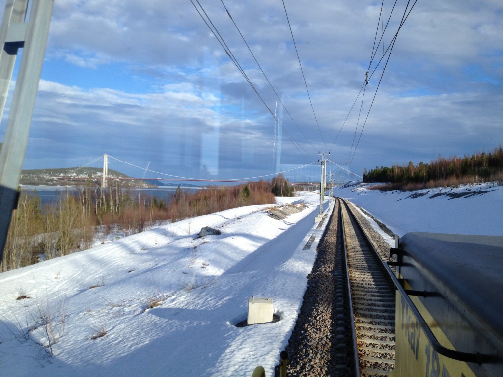 På väg tillbaka till Suc och Höga Kustenbron ser magnifik ut i sin miljö