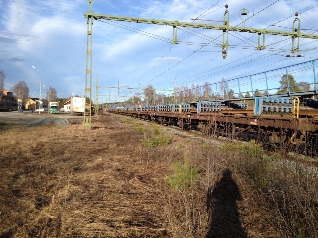 Rälståget stod på plats i Helgum så vi begav oss dit som första uppdrag. Vädret lämnade inget att önska. Strålande sol och härlig värme. Man blir rejält svettig av att traska kilometern som blir fram och tillbaka för att göra bromsprov.