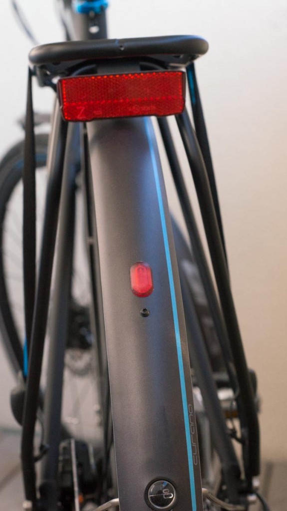 Integrated red led light in the rear fender.