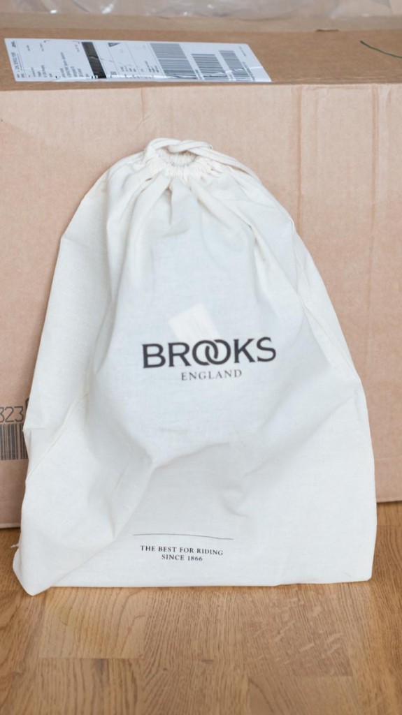 Brooks Isle of Wight saddle bag came in a nice canvas bag.